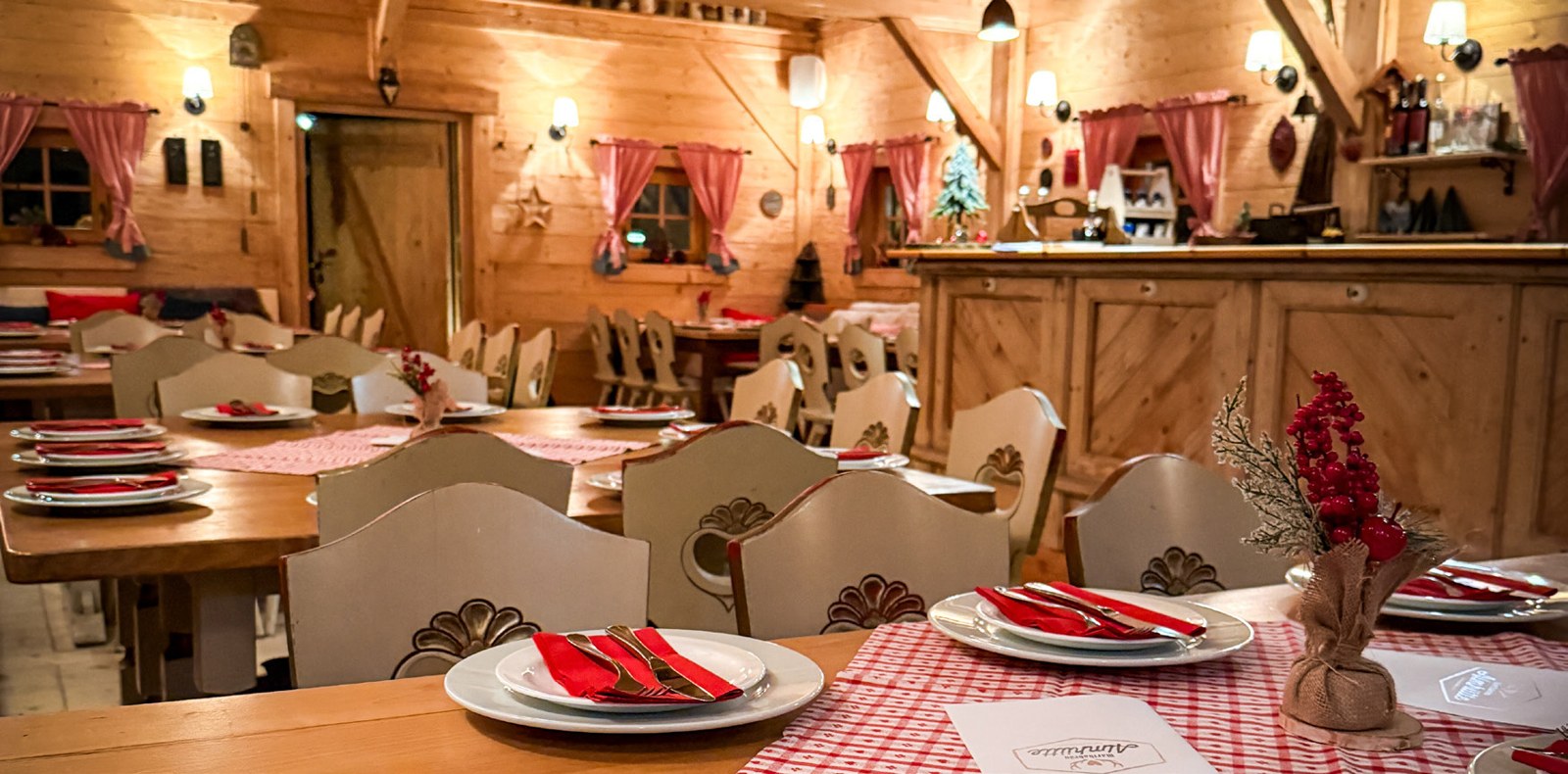 Festlich gedeckte Tische in der Marthabräu Almhütte in Fürstenfeldbruck